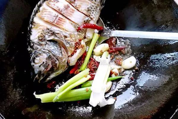 炖鱼要用什么水最好吃窍门,炖鱼的正确方法不用啤酒炖