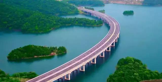 中国最新水上公路视频,中国首条水上公路视频