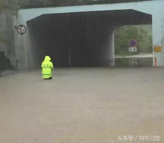 车被淹消防涉水解救被困者,车辆水淹逃生处置