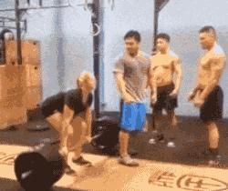 这是干啥?干嘛掏人家女生的下边,你好坏