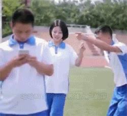 这是干啥?干嘛掏人家女生的下边,你好坏