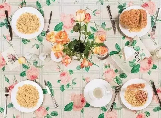 给餐桌铺上桌布,美颜瞬间完成