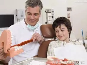 牙齿矫正过程中个别牙齿一碰就疼,牙齿矫正过程中牙缝大是正常的吗