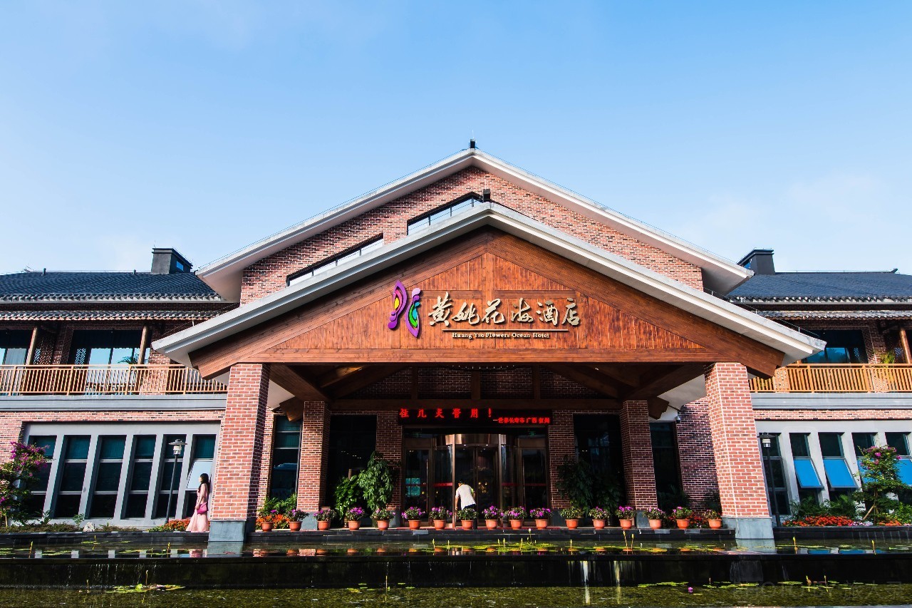 住在梦境般的黄姚花海之中，找回久违了的诗意与远方