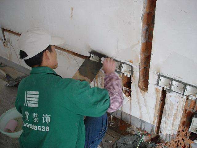 墙上长方形插座松动,墙上插头和插座松动怎么固定