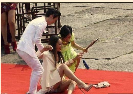 盘点明星走红毯出丑事故,女明星走红毯出丑视频