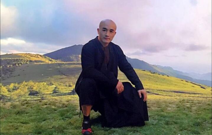 武僧一龙与马拉多纳惺惺相惜：我出身贫寒，是神的旨意让我生长