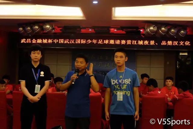 嗨翻天！亚洲足球小将夜游江城六国少年才华横溢