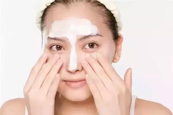 皮肤干燥起皮紧绷怎么解决,脸上细纹紧绷脱皮