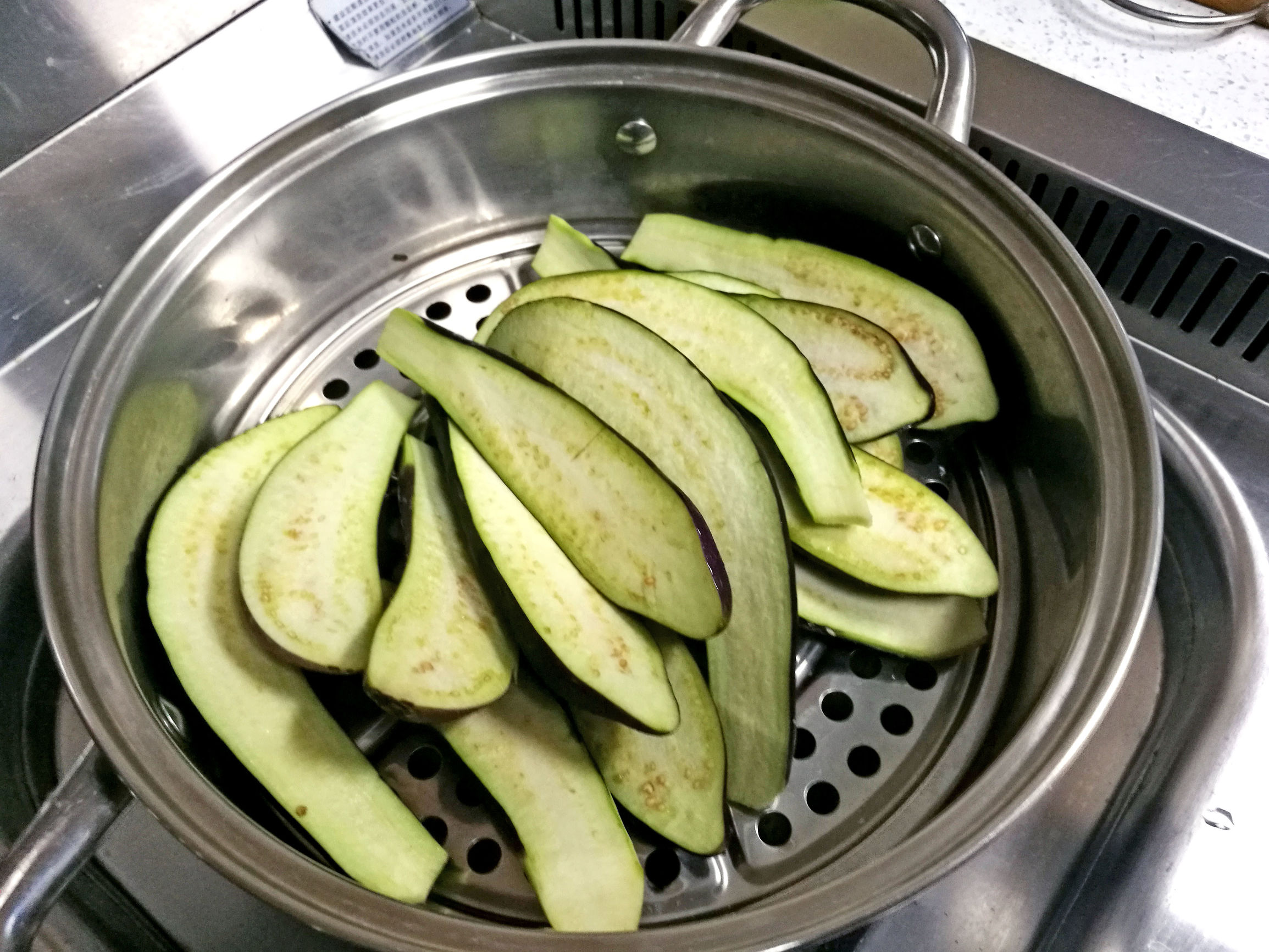 烧茄子无需油炸上锅蒸,烧茄子不过油蒸十分钟