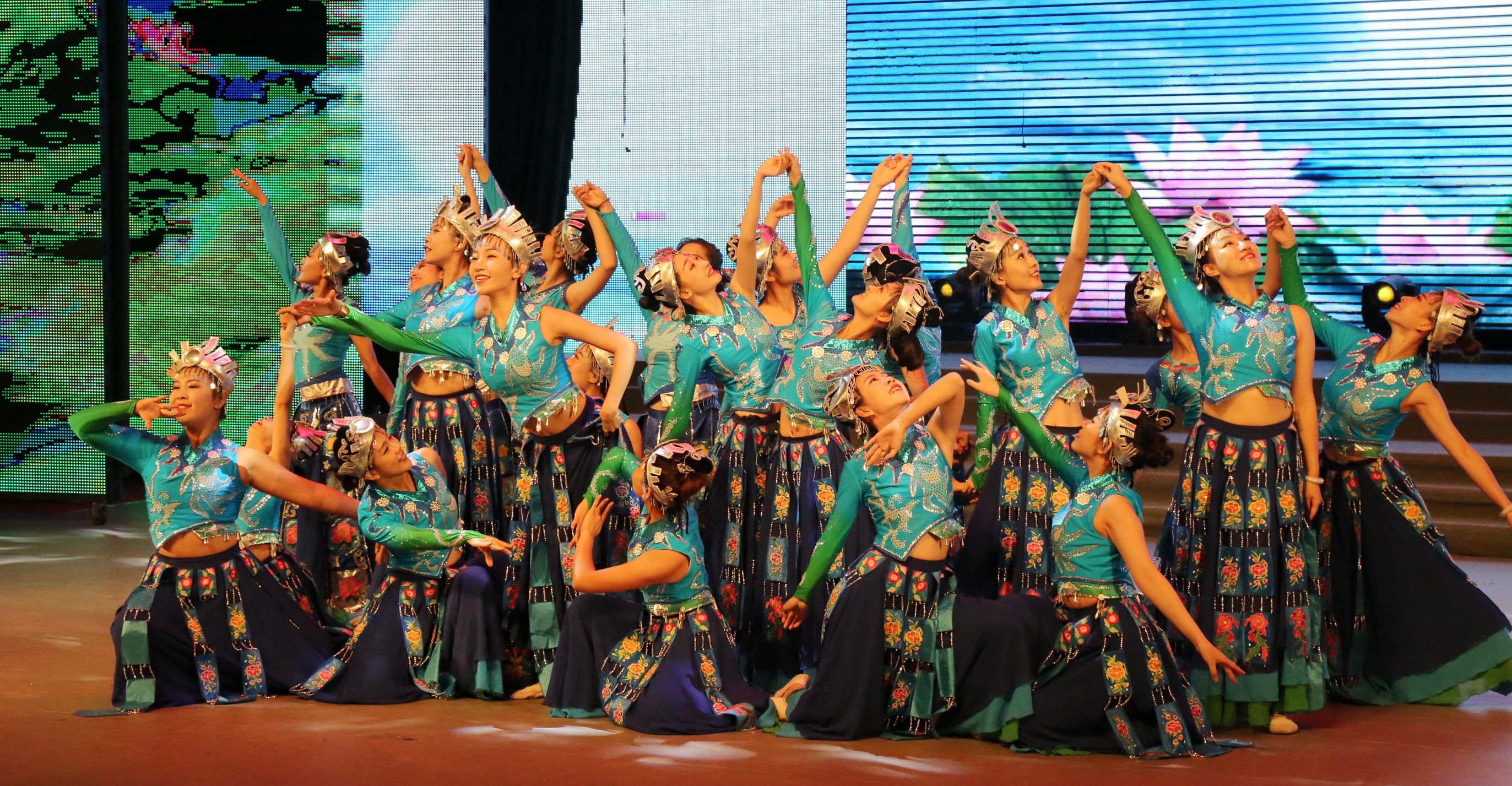 丰台区举行“喜迎*党**的十九大做好学生引路人”主题活动，表彰优秀教师，庆祝第33个教师节