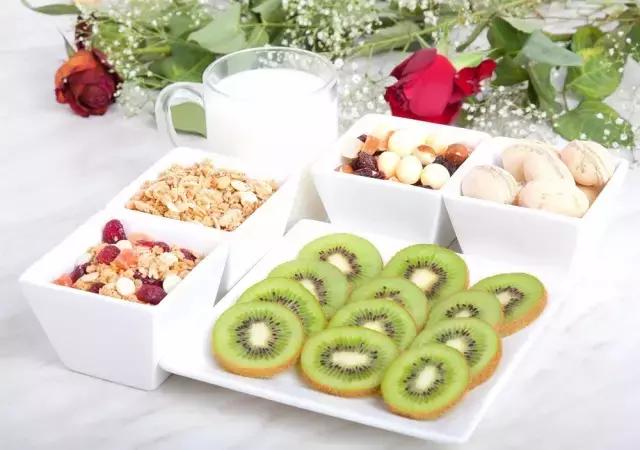 孕期和哺乳期哪个更需要营养,孕期哺乳期需要的叶酸含量