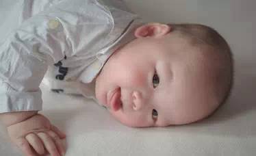 宝宝刚开始长牙影响睡眠怎么解决,婴儿长牙饮食