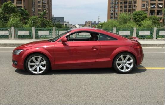 小伙花1500万元买超跑车,小伙花20多万买豪华小车