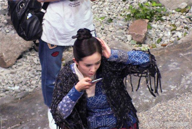 杨幂不顾众人展现豪迈坐姿把手插进靴子里网友：不怕脚臭吗？