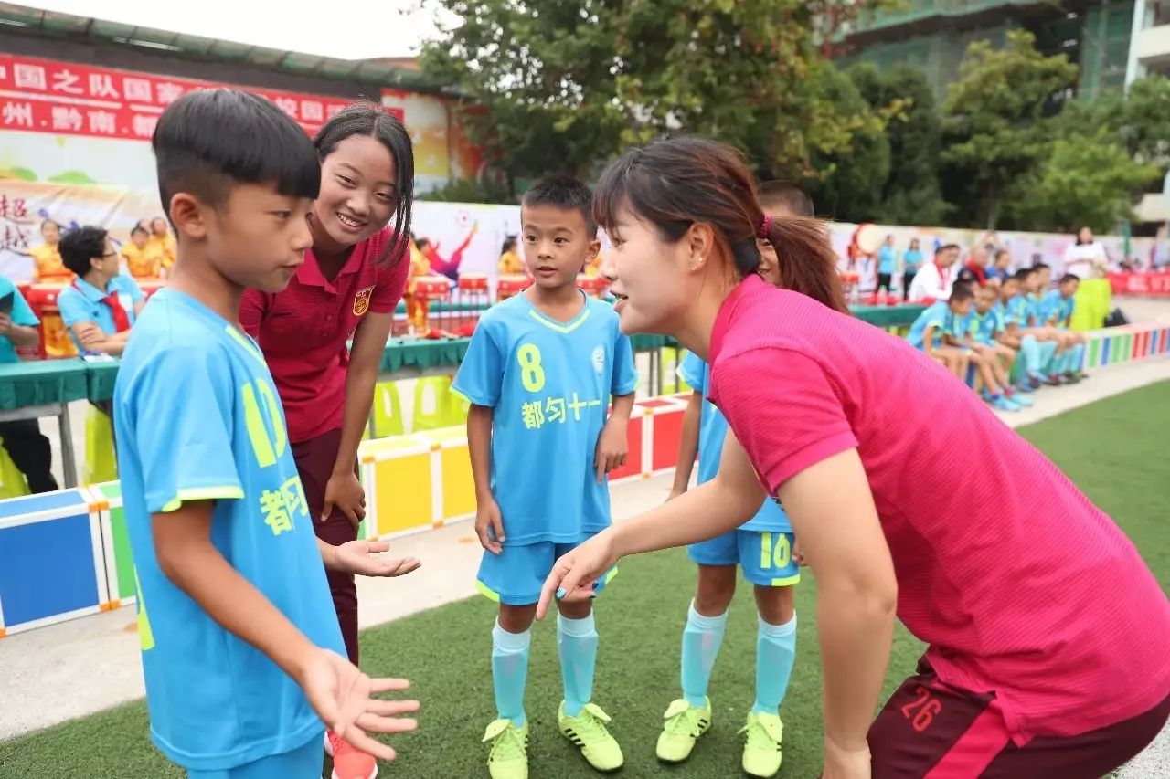 暖心·中国之队|播种希望!U19女足小花走进都匀十一小学