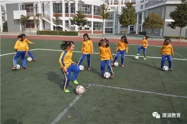 风雨彩虹铿锵玫瑰亚洲杯中国女足,风雨彩虹铿锵玫瑰中国女足队歌