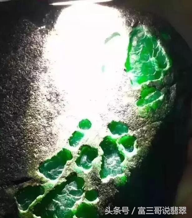 最牛赌石一夜暴富130万,赌石现场一刀赚18个亿帝王绿