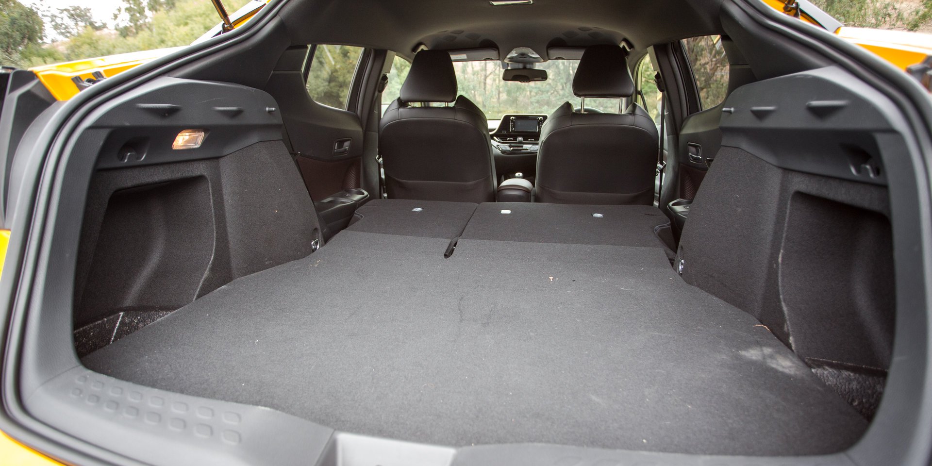 全新丰田C-HR申报图,新款丰田c-hr混动版海外到店实拍