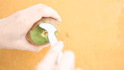 不成熟猕猴桃怎么剥皮,不怎么熟的猕猴桃怎么剥