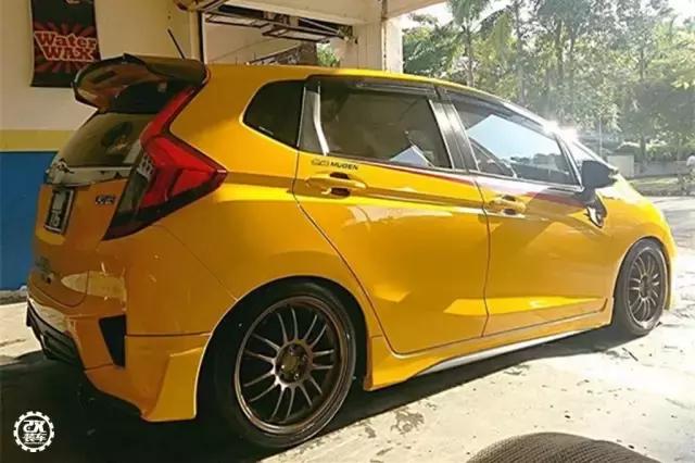 本田飞度改成骚黄色RS大包围，很黄很*力暴**