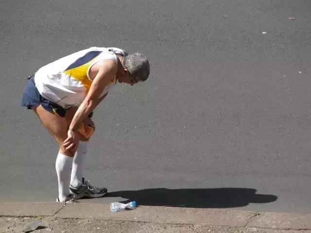 马拉松前面跑得太快能缓过来吗,马拉松中途停下后再跑很吃力