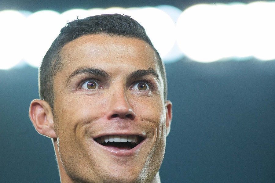 梅西c罗三人登台出场,c罗梅西版甩葱舞