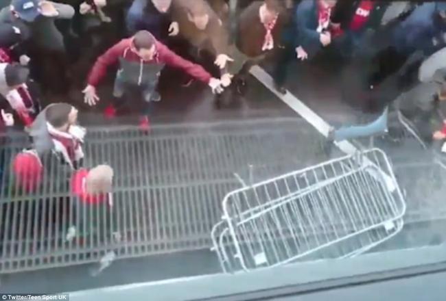 科隆阿森纳比赛，德球迷骚乱，喊纳粹口号，伦敦出动防暴警察警犬