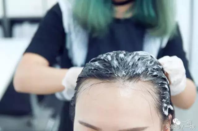 如何评价李宇春的先锋感时尚造型,李宇春怎么打扮都像中性人