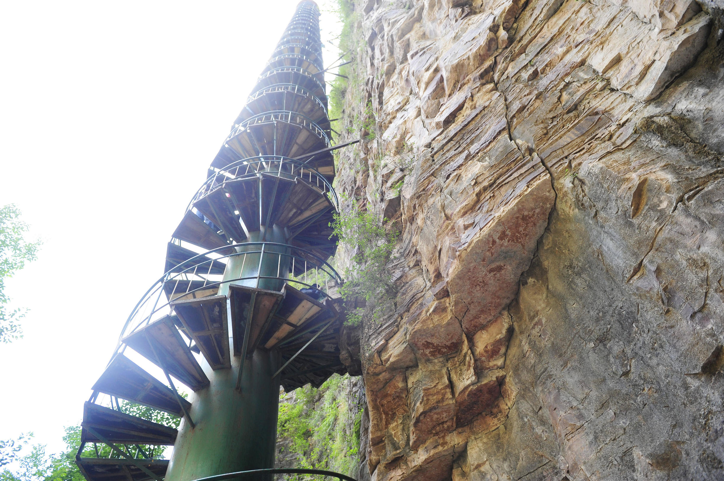 华山第一险长空栈道小伙跳下去,华山第一险长空栈道小伙吓得发抖