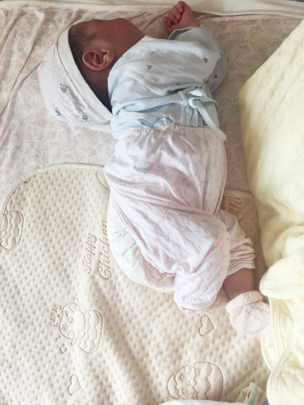 宝宝睡觉趴着翘屁股睡是什么原因,宝宝屁股翘着腿缩着睡觉怎么回事