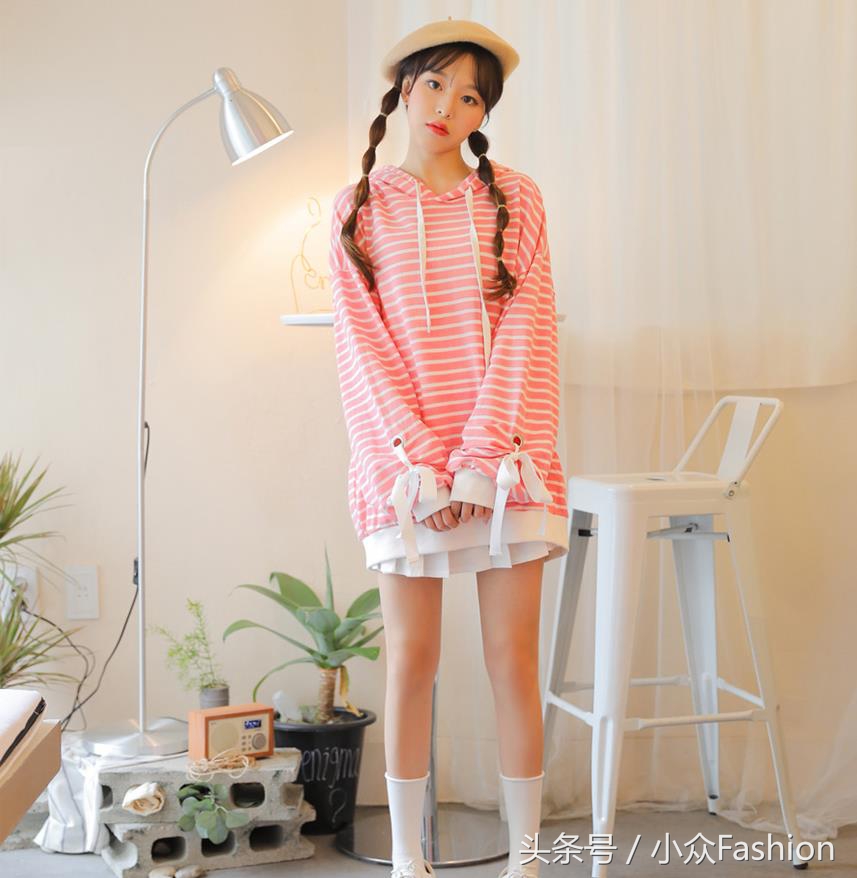 韩国女生卫衣搭配图片,适合女汉子卫衣穿搭拍照姿势教程