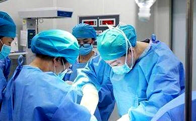 顺产后40多天突然出血怎么回事,产妇顺产30天还在流血