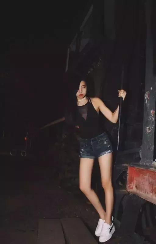 酷女孩街拍,好看的酷女孩街拍