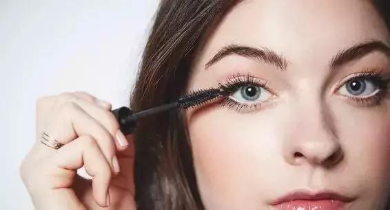 怎样涂睫毛膏又卷又翘,如何涂睫毛膏视频教程
