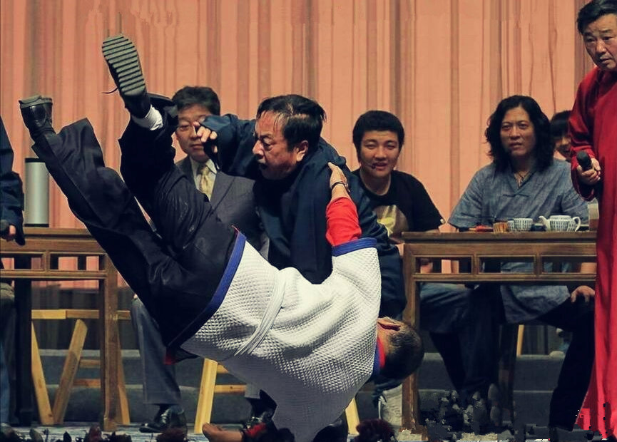 侯耀文坦言12岁的时候第一次登台,侯耀文的大师兄