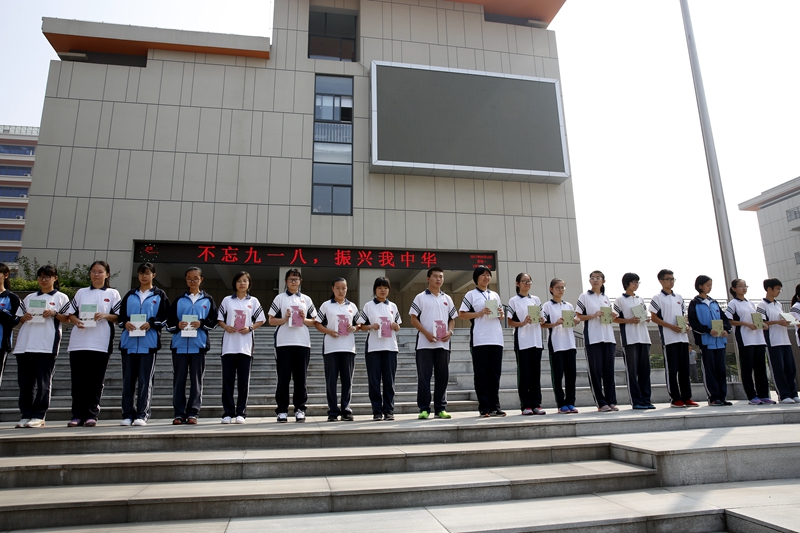 新学期伊始，东营一中捷报频传，100余人荣获十多项大奖