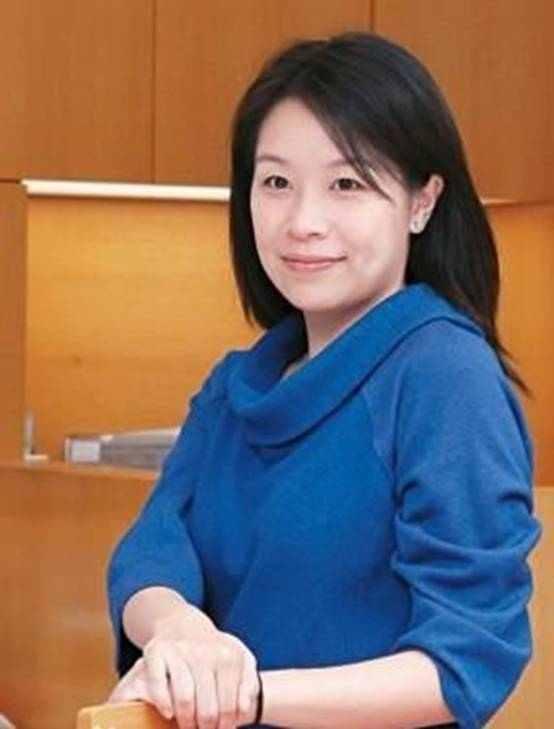 他做演员薪水比服务员低，过度劳累生病住院，53岁仍面如冠玉