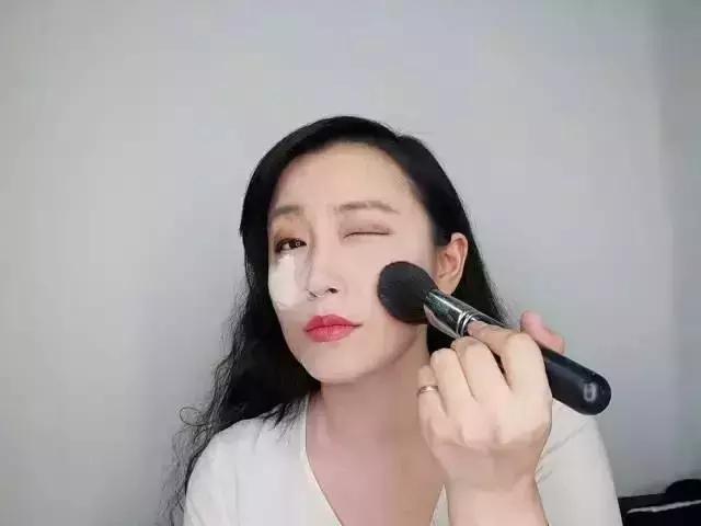 小众散粉的使用方法 (控油散粉教程)