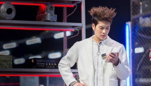 王嘉尔何炅何老师,何炅发型炸了的节目