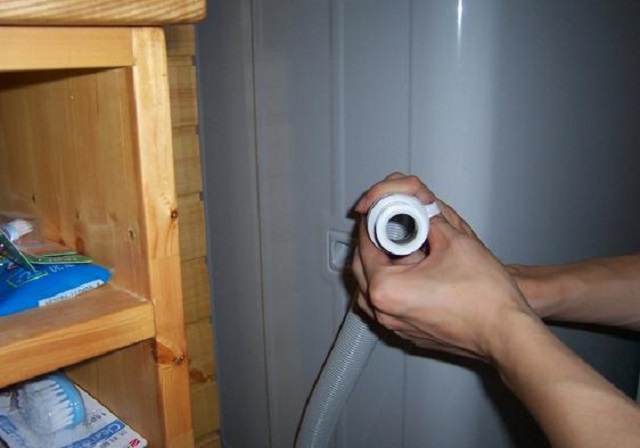 洗衣机地漏冒了一节出来,为什么洗衣机地漏里老有水