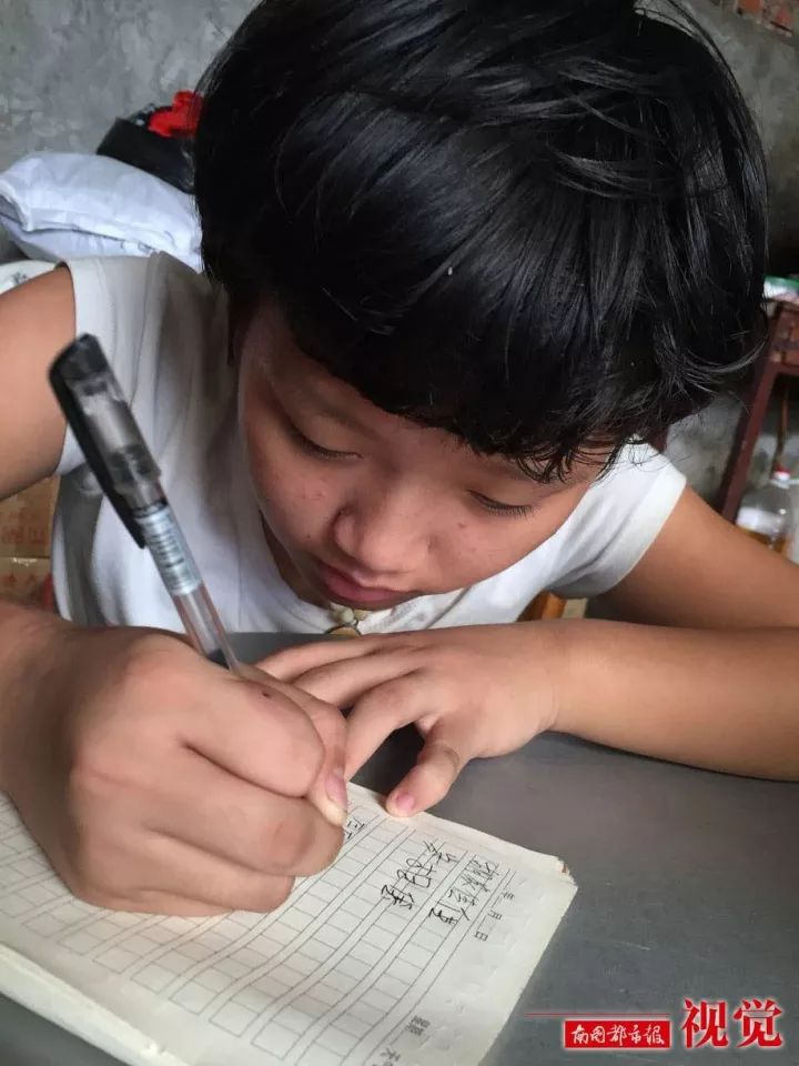 智障女孩要求男孩对她好,三亚残疾女孩