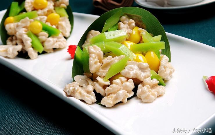 给朋友寄了箱绿皮核桃，他说这水果太苦了！吃完牙齿嘴唇还发黑！