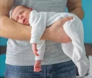 抱孩子的姿势能看出来,抱孩子的姿势与正确方式