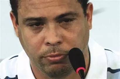 足球迎来了一个最让人遗憾的告别,足球那些感人的事