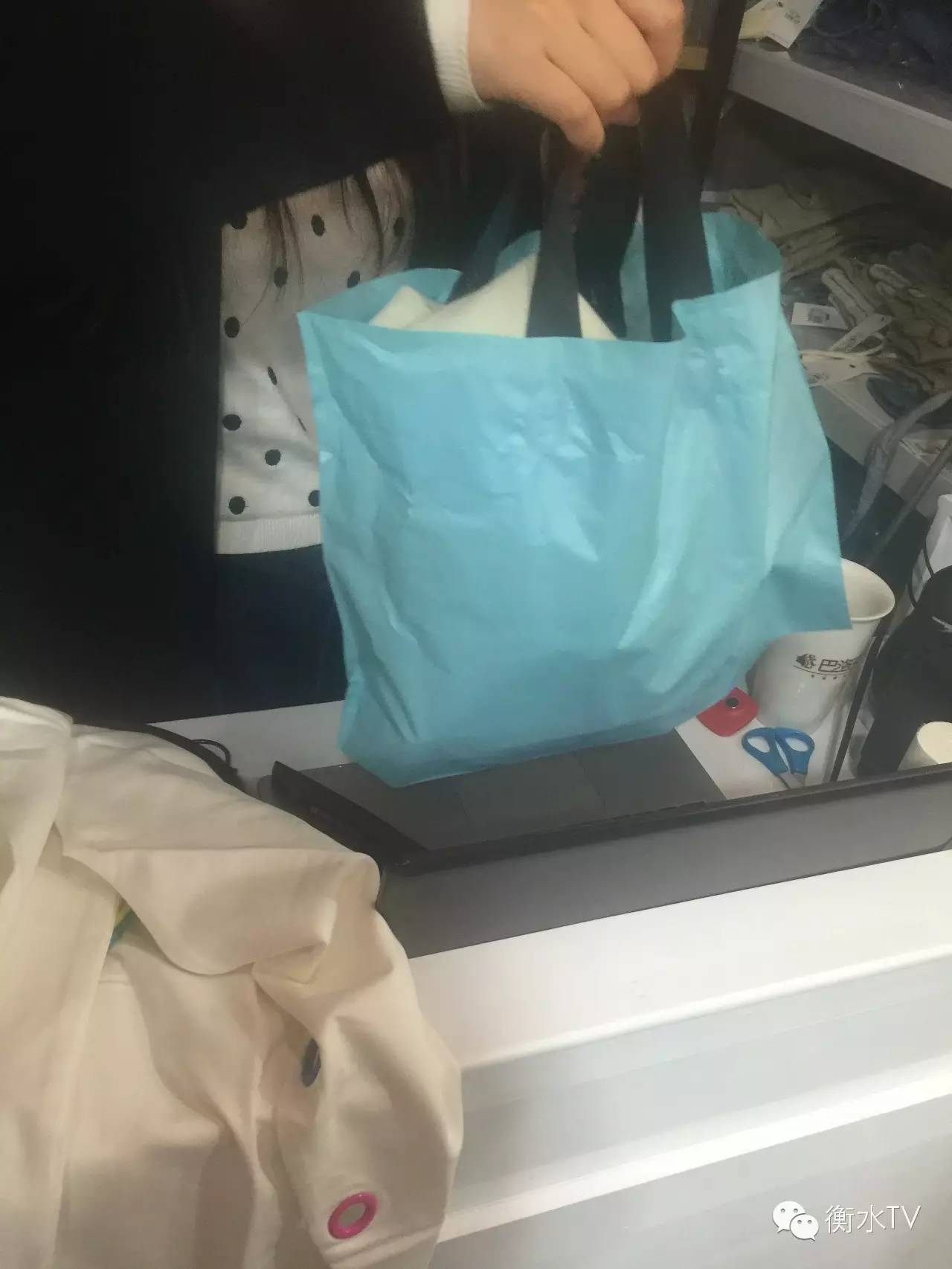 衡水10岁顾客酷似Angelababy，3·15惊现一韩国童装店，店长惊呼不要太像打折送衣～