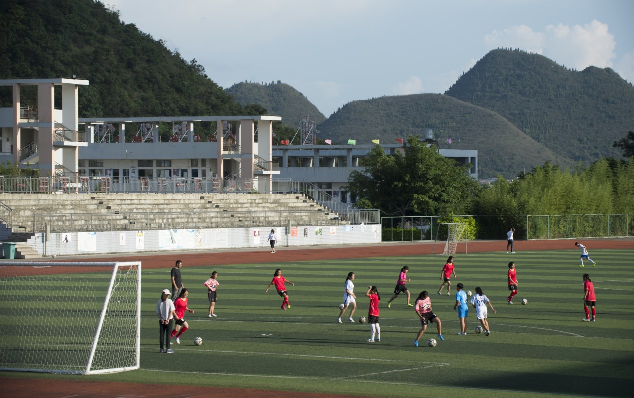 上海踢咖体育发展有限公司总经理郭伟一行访问兴义中学