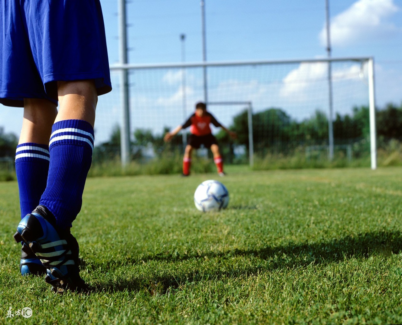 想让孩子学踢足球应该去哪里学,让孩子踢球锻炼