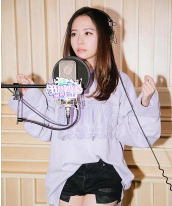 卫衣牛仔裤棉服白鞋,少年感白卫衣牛仔裤