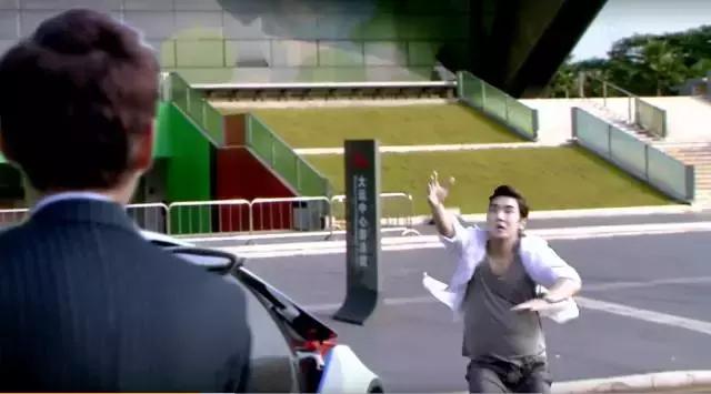 假摔、吊威亚、真人被撞飞，影视剧中的车祸戏是这么拍的？！